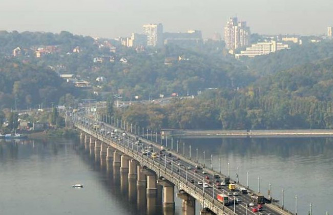 Водопад на мосту Патона: в Киеве снова прорвало теплотрассу, видео