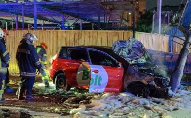 В Киеве на дороге загорелся автомобиль такси: фото