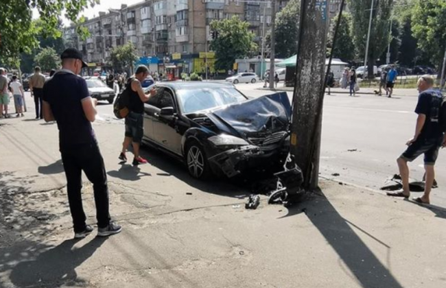 Пьяное ДТП в Киеве: автомойщик угнал Mercedes, ударил им два авто и чуть не влетел в остановку с людьми, фото и видео