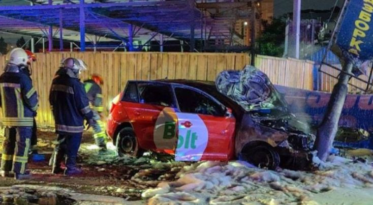 В Киеве на дороге загорелся автомобиль такси: фото