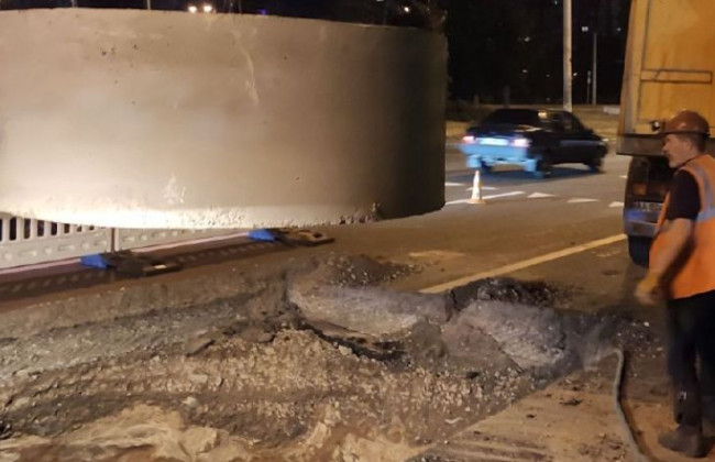 Асфальт провалился на 4 метра: в Киеве прорвало коллектор, фото