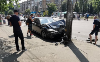 Пьяное ДТП в Киеве: автомойщик угнал Mercedes, ударил им два авто и чуть не влетел в остановку с людьми, фото и видео