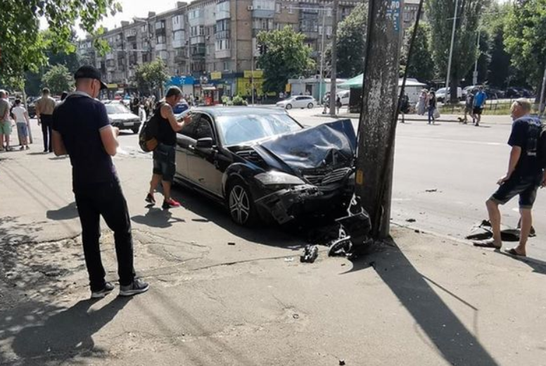 Пьяное ДТП в Киеве: автомойщик угнал Mercedes, ударил им два авто и чуть не влетел в остановку с людьми, фото и видео