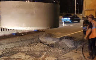 Асфальт провалился на 4 метра: в Киеве прорвало коллектор, фото