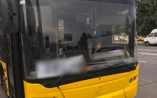 В Киеве водитель «под наркотиками» за рулем автобуса перевозил пассажиров: фото