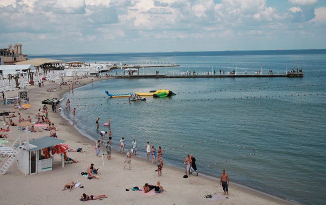Кишкова паличка «зіпсувала» всі пляжі в Одесі: що слід знати