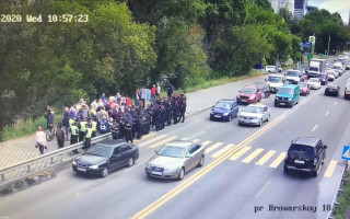 Ситуация на мосту Метро: между полицией и активистами произошла потасовка, видео