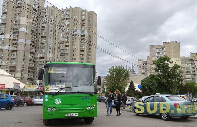 В Киеве у маршрутки на ходу отвалилось колесо, видео