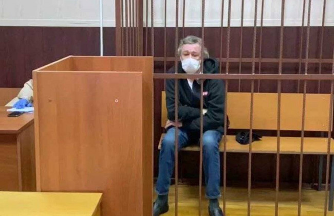 Молчит и не смотрит новости: как живет Михаил Ефремов в ожидании приговора