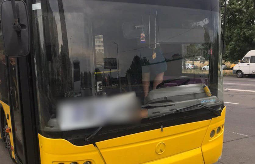 В Киеве водитель «под наркотиками» за рулем автобуса перевозил пассажиров: фото