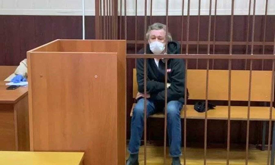 Молчит и не смотрит новости: как живет Михаил Ефремов в ожидании приговора