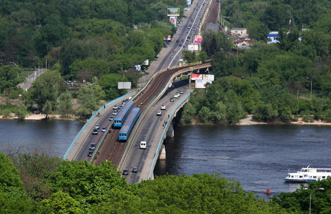 В Киеве митингующие перекрыли один из мостов:  видео