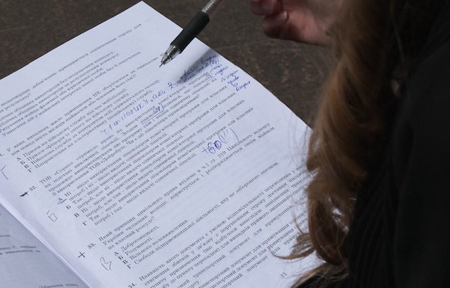 В Харькове выпускники юридического вуза нашли ошибки в тестах и хотят обжаловать результаты