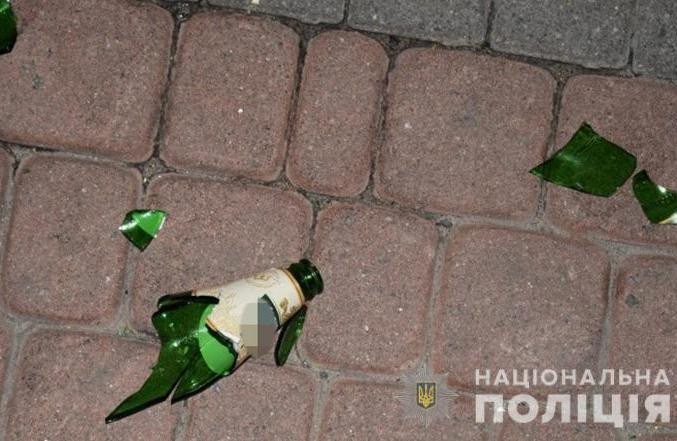 Кровавый конфликт: в Киеве мужчина проткнул грудь оппоненту бутылкой