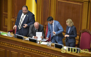 Стало известно, сколько заработали Разумков, Стефанчук и Кондратюк за июнь