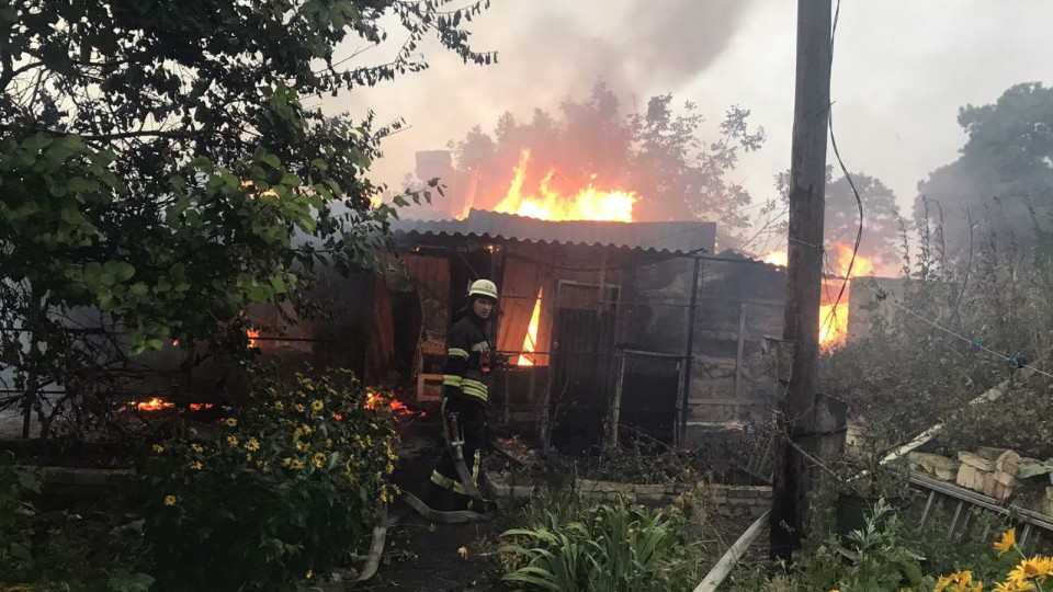 Под Киевом вспыхнул мощный пожар: из огня вытащили ребенка