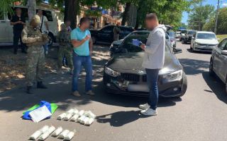 У Дніпрі двох адвокатів підозрюють у контрабанді прекурсорів у великих розмірах