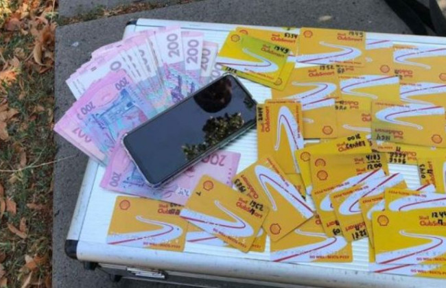 Обчистили банкомат: в Киеве задержали дерзких мошенников