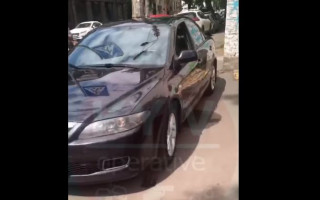 Столичный «герой парковки» чуть не сбил ребенка, видео