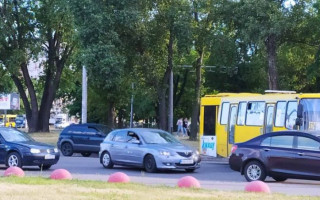 Столкнулись маршрутка и автобус: в Киеве произошло ДТП, фото