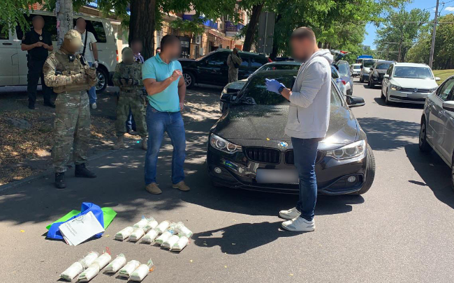 У Дніпрі двох адвокатів підозрюють у контрабанді прекурсорів у великих розмірах