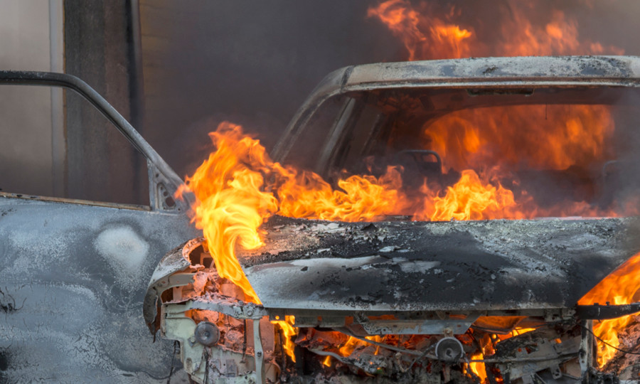 В Киеве сгорел припаркованный автомобиль