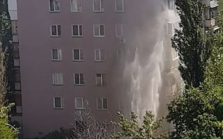 «Фонтан» выше 6 этажа: в Киеве прорвало трубу, видео