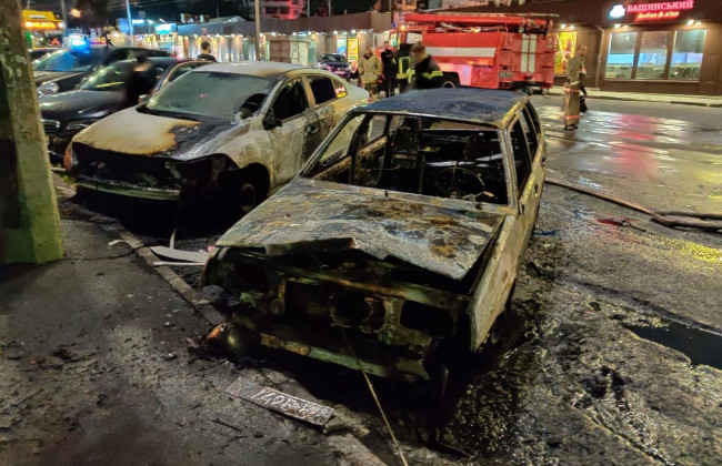В Киеве вспыхнул пожар на парковке: два автомобиля уничтожены