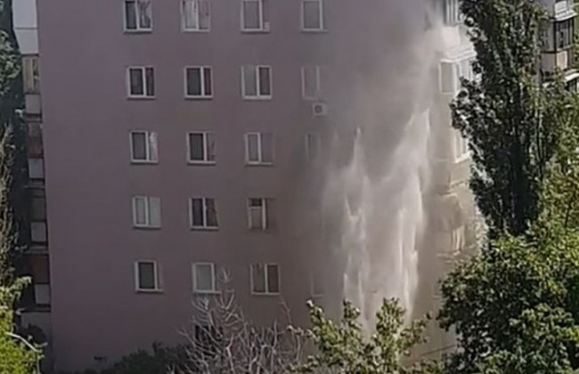 «Фонтан» выше 6 этажа: в Киеве прорвало трубу, видео