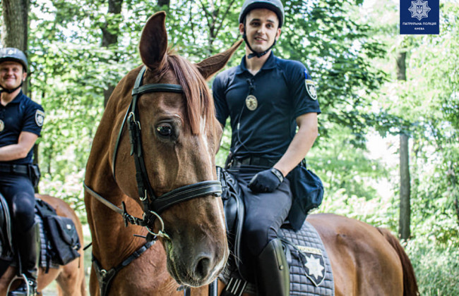 В киевских парках заметили конные патрули, фото