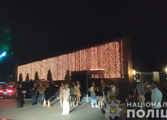 Півтисячі людей без масок: під Києвом за порушення закрили нічний клуб