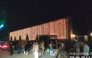 Півтисячі людей без масок: під Києвом за порушення закрили нічний клуб