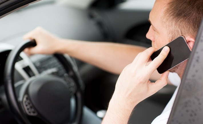 Чи вважається телефонний дзвінок підставою для вимушеної зупинки автомобіля: роз’яснення ВС