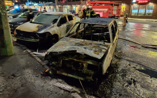 В Киеве вспыхнул пожар на парковке: два автомобиля уничтожены