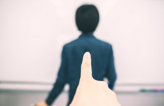 Межа допустимої критики щодо політичного діяча чи іншої публічної особи є значно ширшою, ніж окремої пересічної особи: позиція Верховного Суду