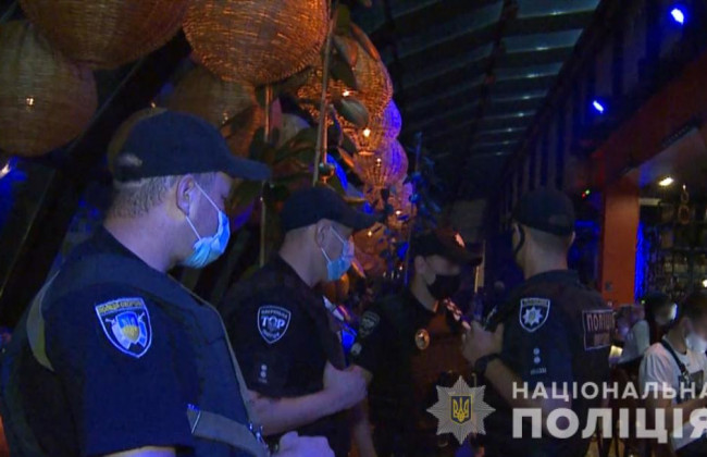 Порушення карантину: за вихідні поліцейські закрили 143 розважальні заклади