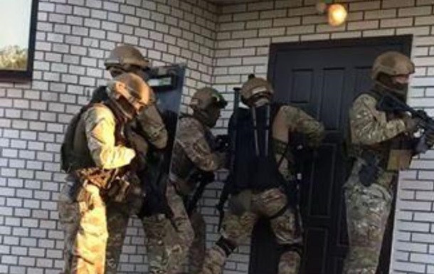 Погрожували та вимагали гроші: під Києвом озброєна банда увірвалася у будинок підприємця