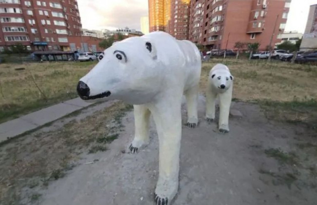 Киян здивували скульптурою з білими ведмедями, фото
