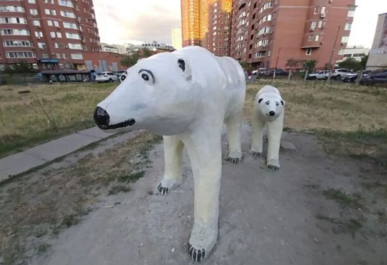 Киян здивували скульптурою з білими ведмедями, фото