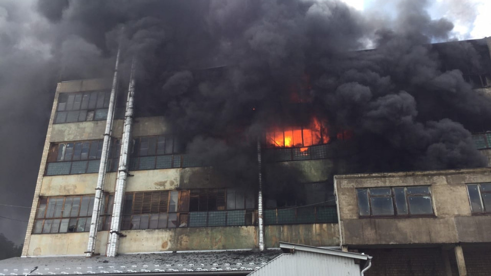 Масштабный пожар в Черновцах: к тушению производства привлекли пожарный поезд, фото, видео