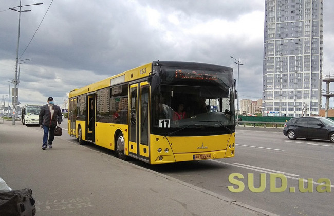 В Киеве на ходу «развалился» автобус: есть видео