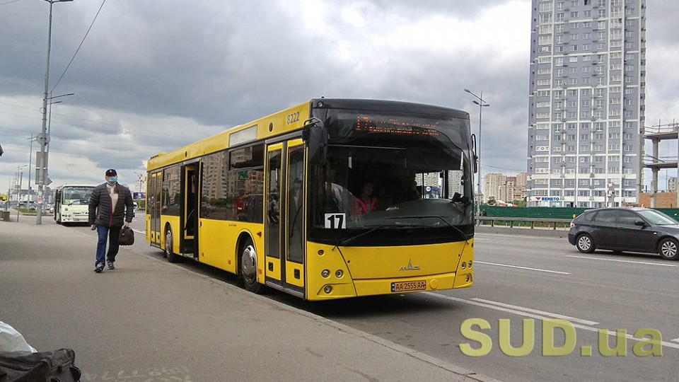 В Киеве на ходу «развалился» автобус: есть видео