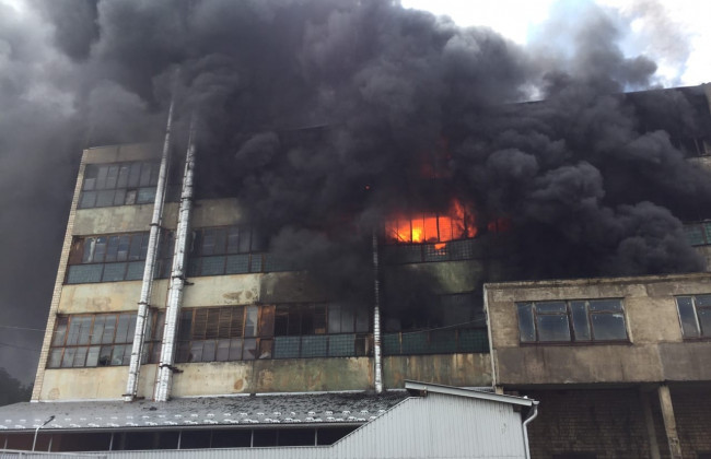 Масштабный пожар в Черновцах: к тушению производства привлекли пожарный поезд, фото, видео