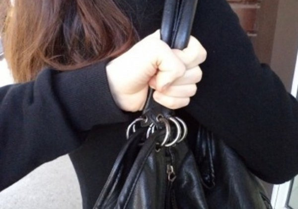 В Киеве посреди улицы напали на девушку