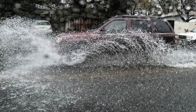 Рекордна злива у Харкові: дороги перетворилися на річки, а водії втрачали номери, відео