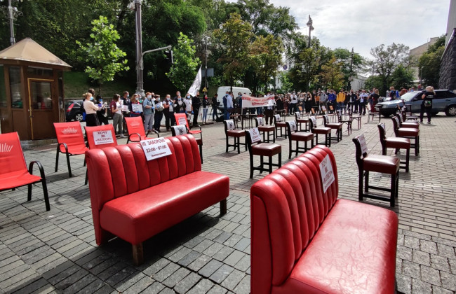 «Диванный пикет»: под Кабмином рестораторы расставили диваны и стулья в знак протеста, видео