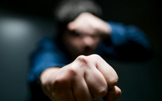 В Днепре двое мужчин напали на пенсионера во время рыбалки