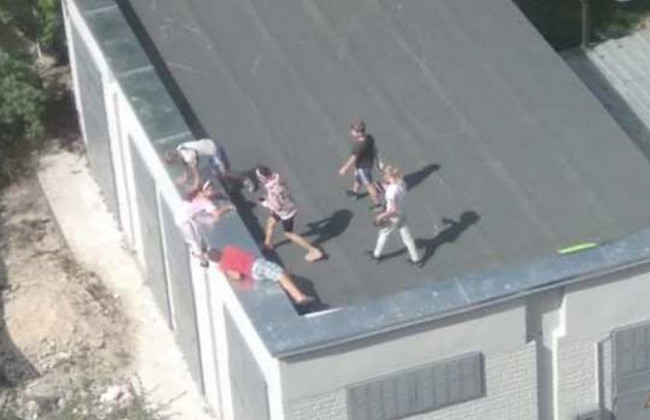 Опасная забава: в Киеве дети гуляют по крышам, фото