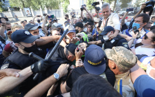 Під будівлею Ради активісти протестують проти мовного законопроекту: поліція використала кийки, фото, відео