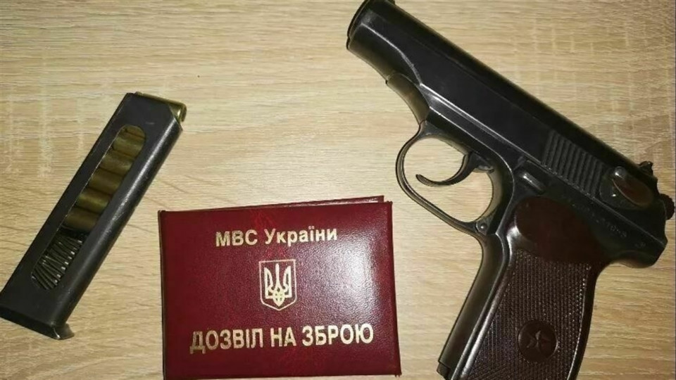 В Окружному адмінсуді іноземець оскаржує порядок придбання зброї в Україні